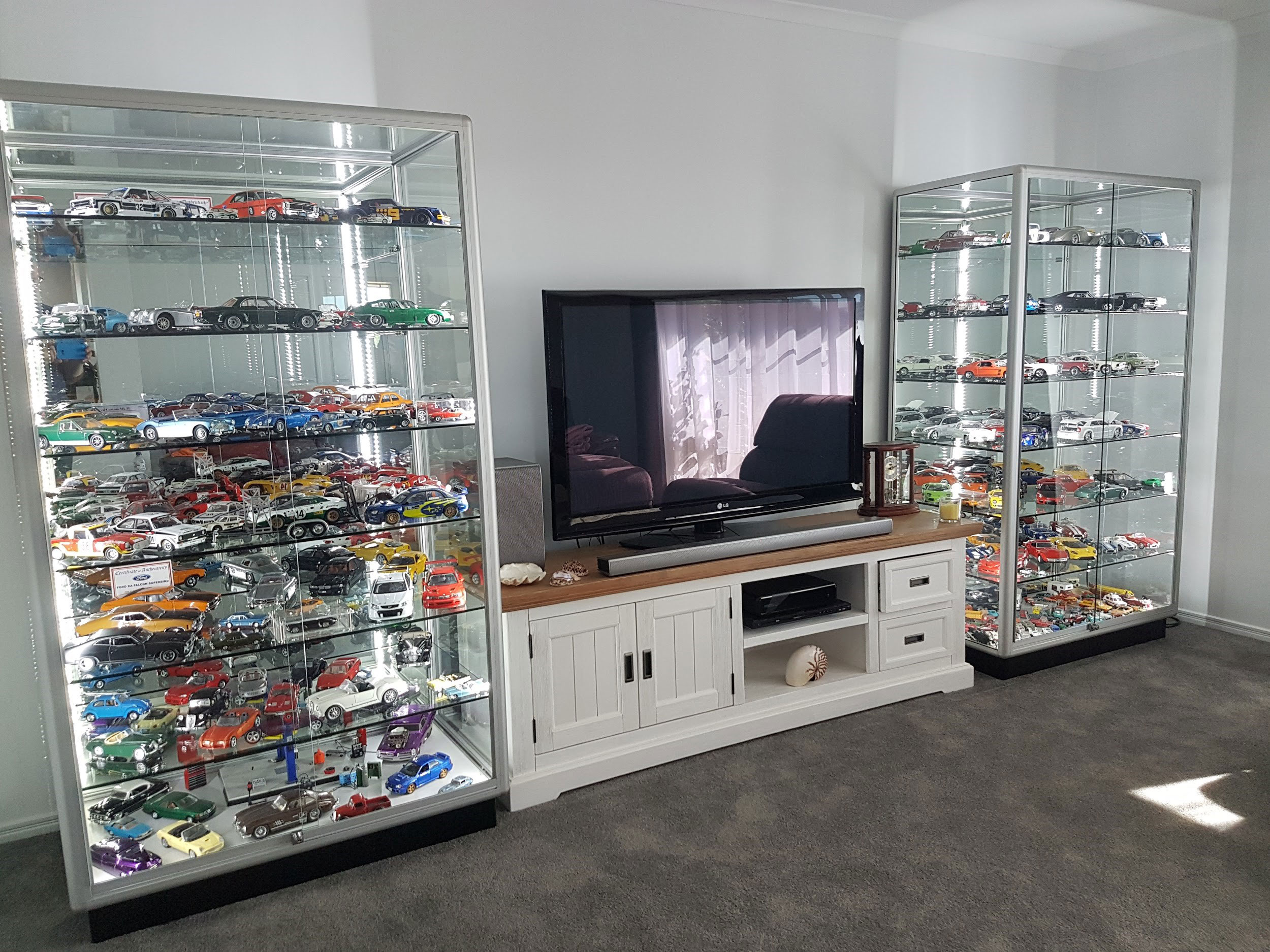 Scale model display cases by Showfront