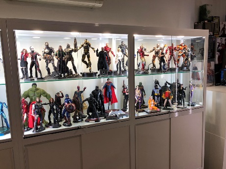 Custom figurine display case by Showfront